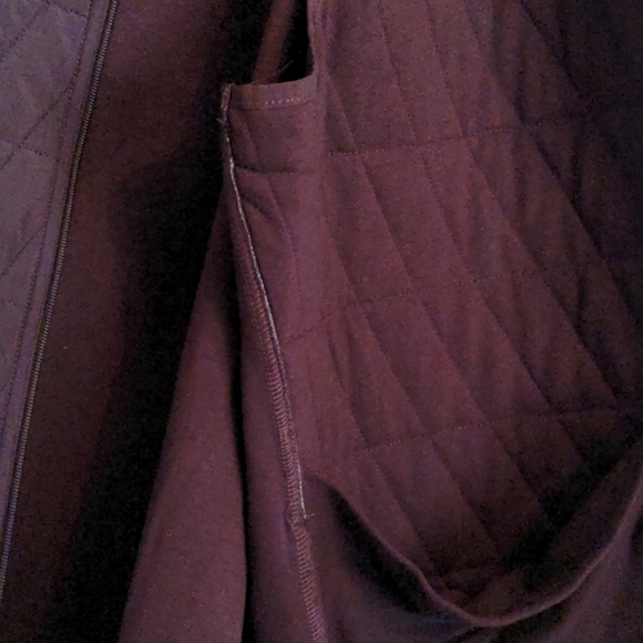 Beautiful insulated Men's No Sleeve Vest - Picture 4 of 6